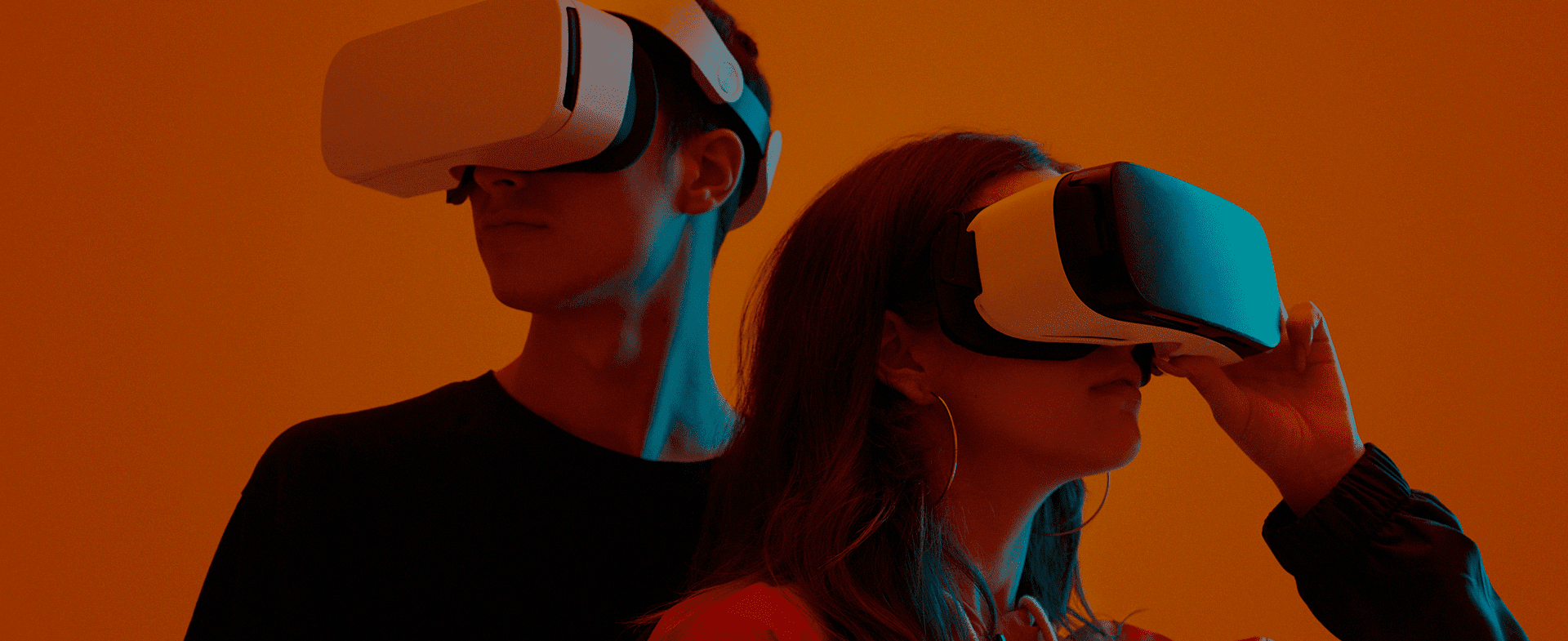 Jovens com óculos de realidade virtual, representando o futuro do trabalho.